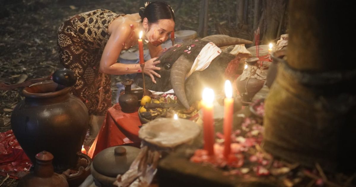 Salah satu scene film &amp;quot;Aku Harus Mati&amp;quot; produksi Rollink Action yang akan tayang di bioskop pada 2 April 2026 tentang praktik pesugihan (Photo/Rollink Action